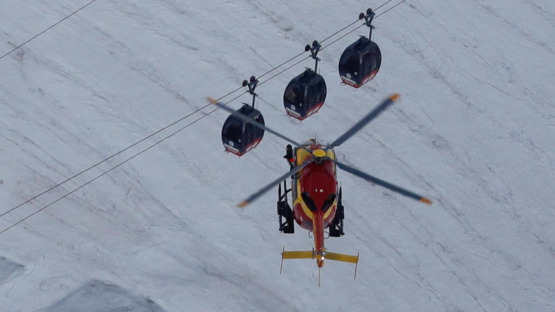 Ein Rettungshubschrauber nähert sich den Gondeln.
