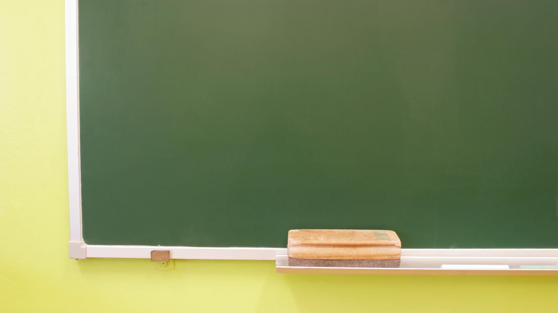 In einer Schule in Brandenburg hat sich eine Tafel aus der Verankerung gelöst. In einer Schule in Brandenburg hat sich eine Tafel aus der Verankerung gelöst.