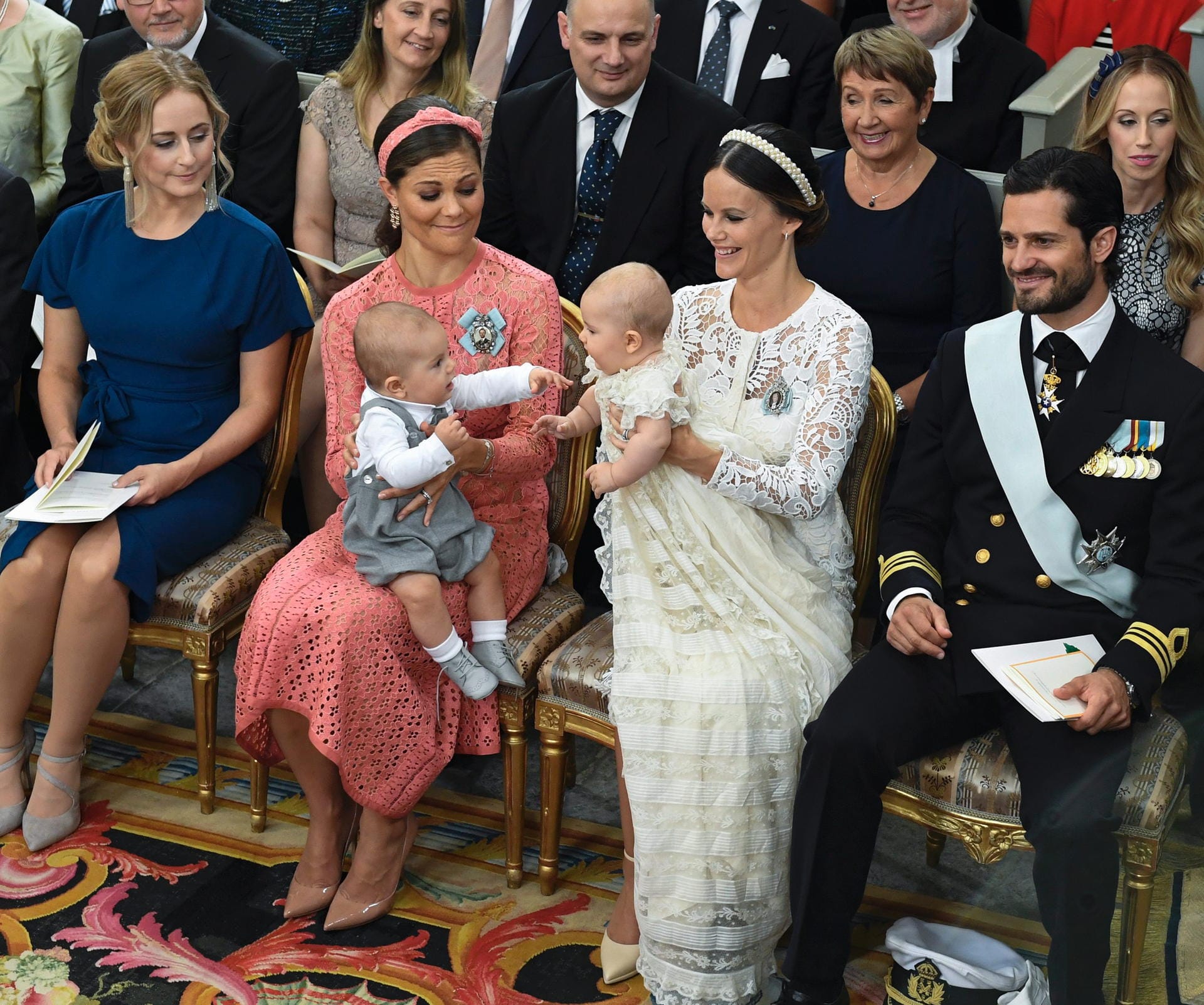 Auch Kronprinzessin Victoria war eine Taufpatin. Sie saß mit ihrem Sohn Oscar neben Sofia und Alexander. Die beiden Mini-Royals beschäftigten sich während der Zeremonie gegenseitig.