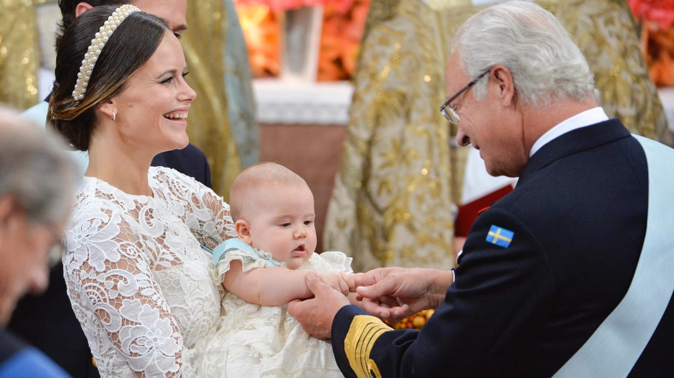 Prinz Alexander will die Hand von Opa Carl Gustaf gar nicht mehr loslassen.