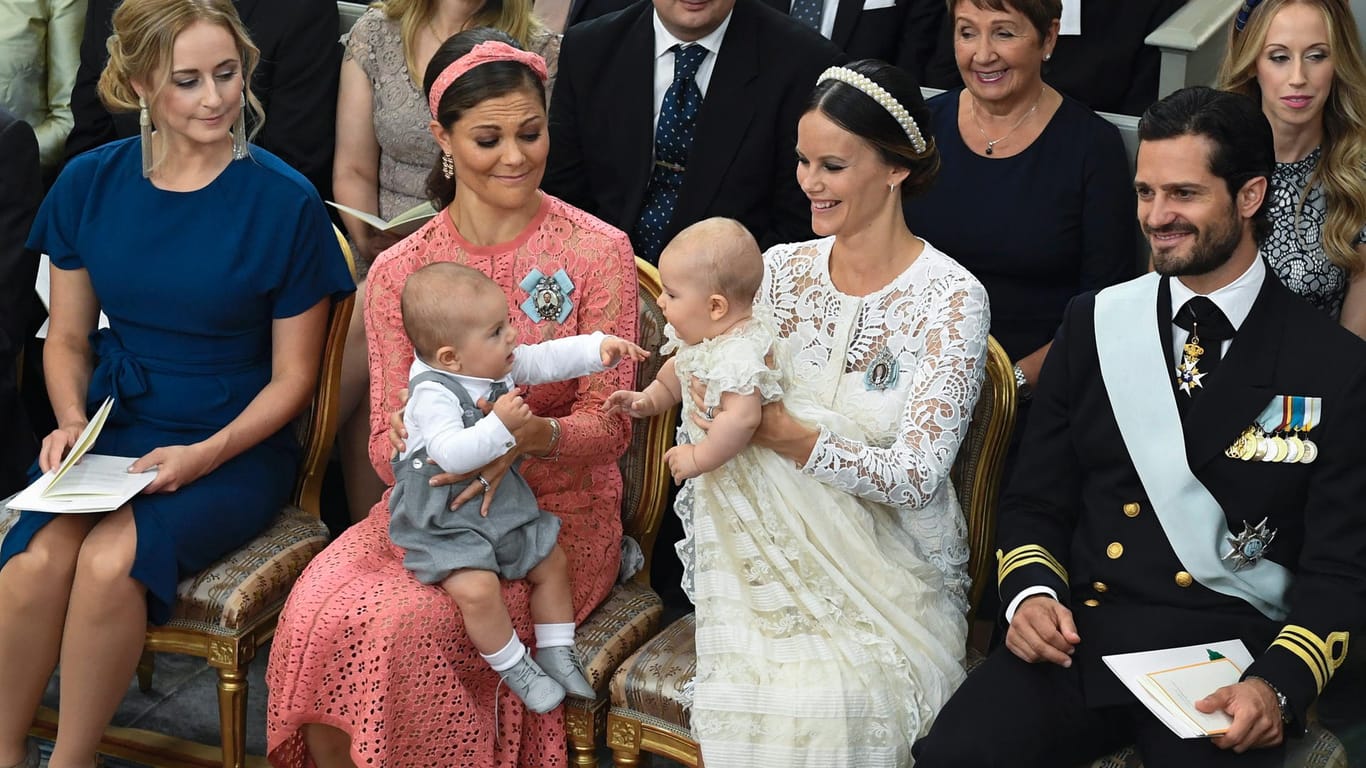 Mini-Prinzen unter sich: Prinz Oscar, Sohn von Kronprinzessin Victoria (2. v.li.) und Prinz Alexander, Sohn von Prinzessin Sofia (2.v.re.), interessieren sich gerade mehr füreinander als für die Taufzeremonie.