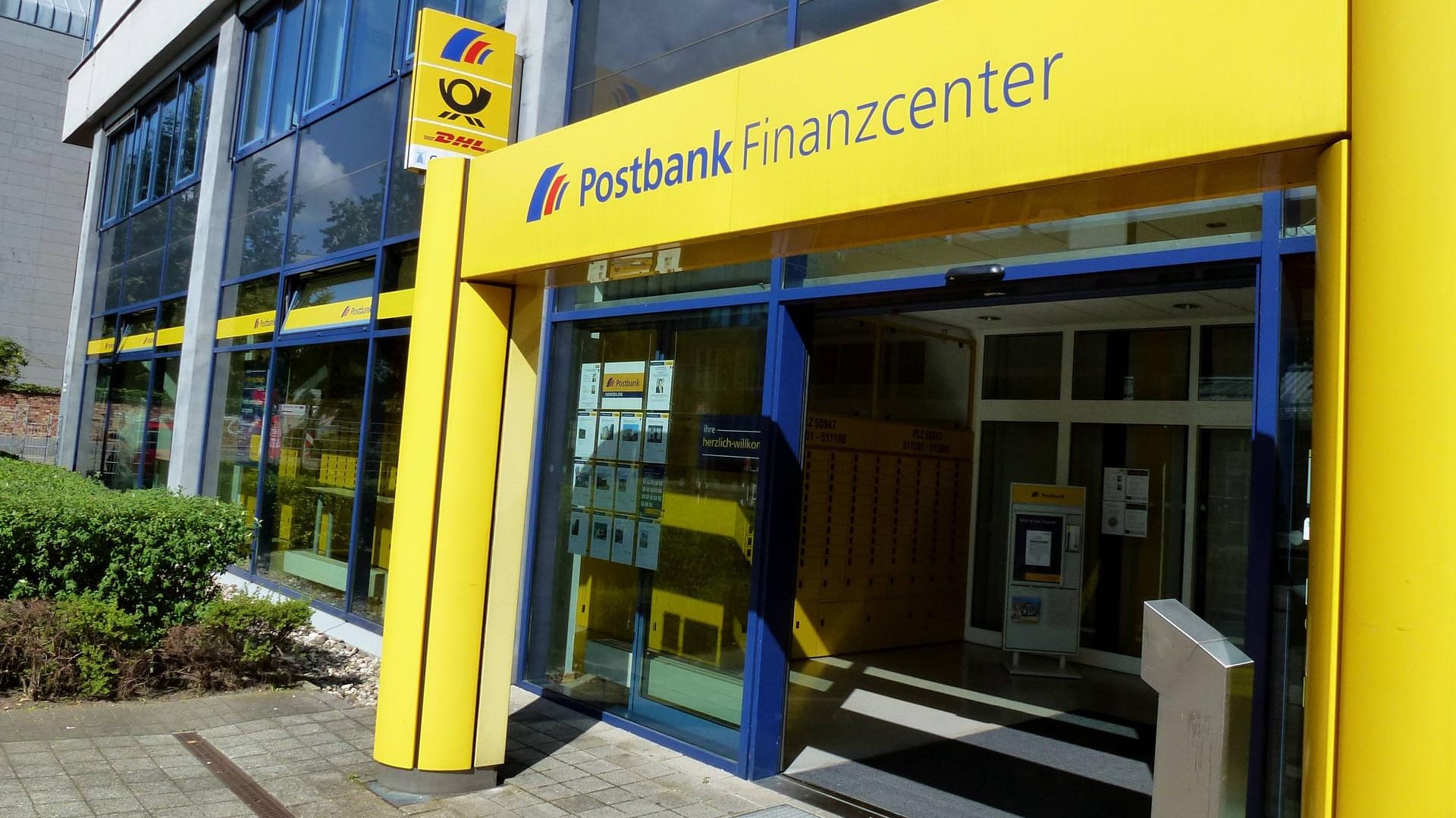 Finanzcenter der Postbank in Köln: Wegen geplanter Kontoführungsgebühren gibt's Ärger.