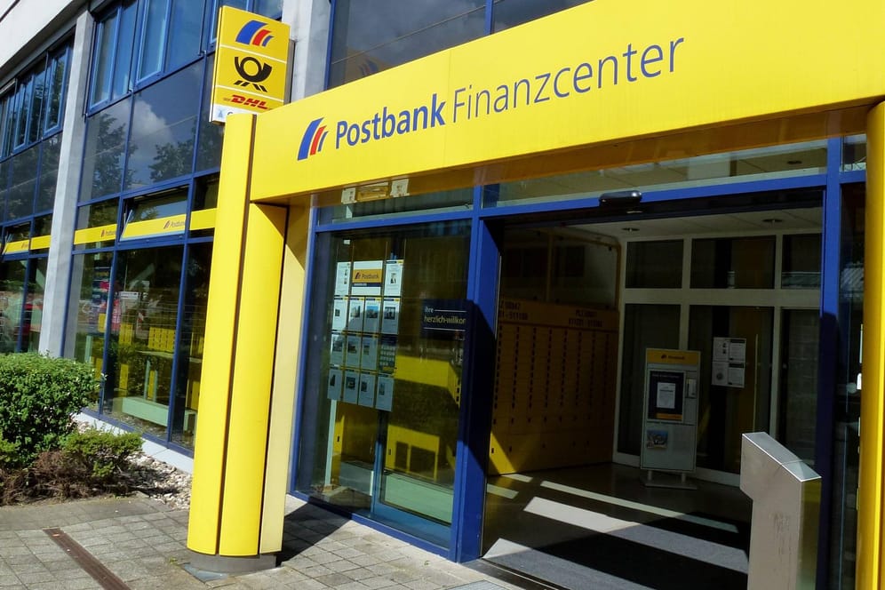 Finanzcenter der Postbank in Köln: Wegen geplanter Kontoführungsgebühren gibt's Ärger.