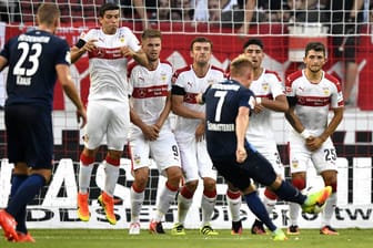 Marc Schnatterer vom 1. FC Heidenheim versucht einen Freistoß über die Mauer des VfB Stuttgart zu zirkeln.
