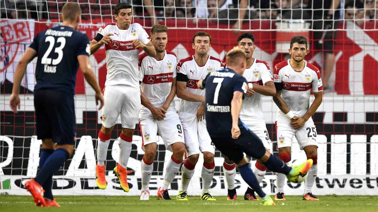 Marc Schnatterer vom 1. FC Heidenheim versucht einen Freistoß über die Mauer des VfB Stuttgart zu zirkeln. Marc Schnatterer vom 1. FC Heidenheim versucht einen Freistoß über die Mauer des VfB Stuttgart zu zirkeln.