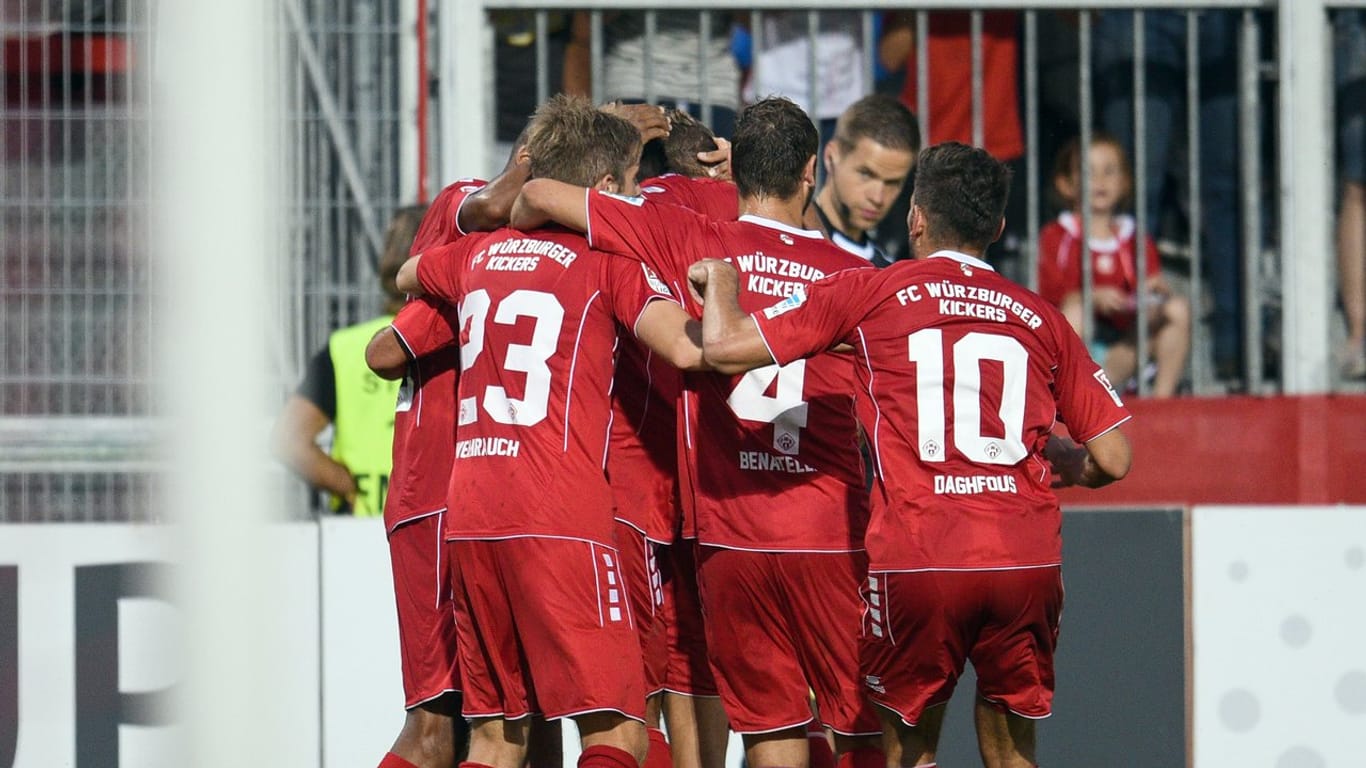 Die Spieler der Würzburger Kickers feiern die 1:0-Führung gegen Bochum.
