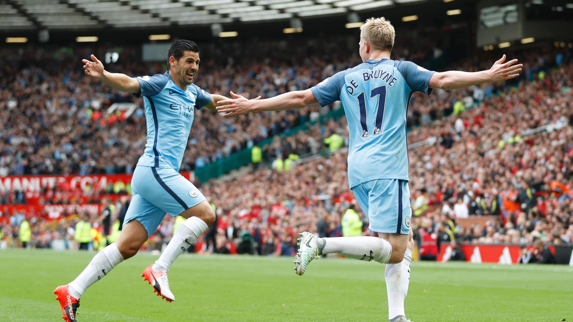 Kevin de Bruyne (re.) trug mit einer herausragenden Leistung zum Derby-Sieg bei.
