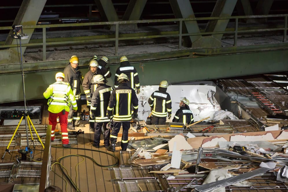 Ein Hotelschiff mit Ziel Budapest ist bei Erlangen in Bayern gegen eine Brücke gekracht.