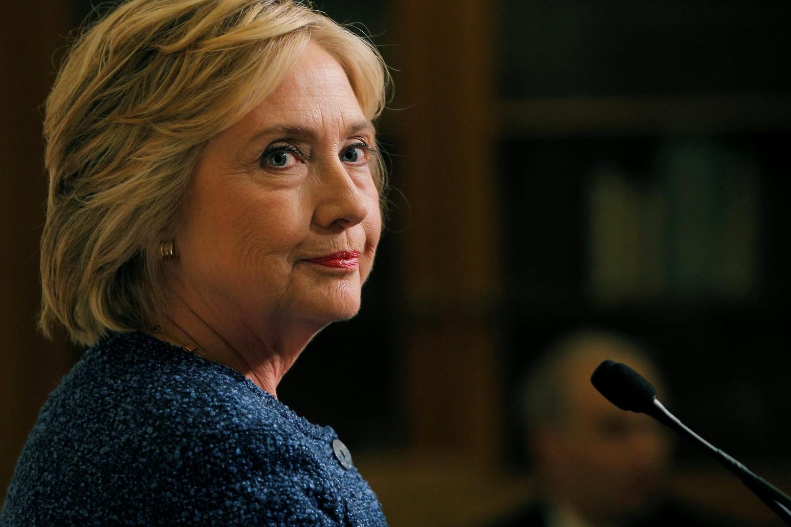 US-Präsidentschaftskandidatin Hillary Clinton hat ihre Äußerung über "klägliche" Trump-Anhänger etwas abgeschwächt.