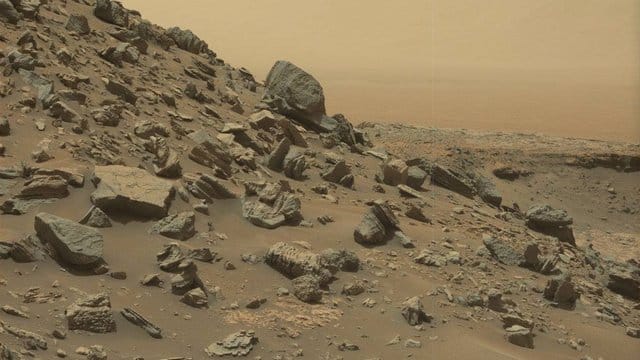 Geröll auf dem Roten Planeten: Wüsste man nicht, dass die Fotos vom Mars stammen, könnte man auch auf eine irdische Wüstenlandschaft nach einem Sandsturm tippen. Geröll auf dem Roten Planeten: Wüsste man nicht, dass die Fotos vom Mars stammen, könnte man auch auf eine irdische Wüstenlandschaft nach einem Sandsturm tippen.