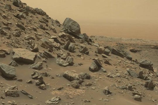 Geröll auf dem Roten Planeten: Wüsste man nicht, dass die Fotos vom Mars stammen, könnte man auch auf eine irdische Wüstenlandschaft nach einem Sandsturm tippen.