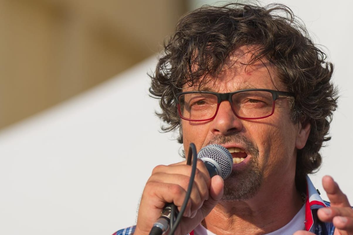 Diether Dehm bei einer Montagsdemo in Berlin.