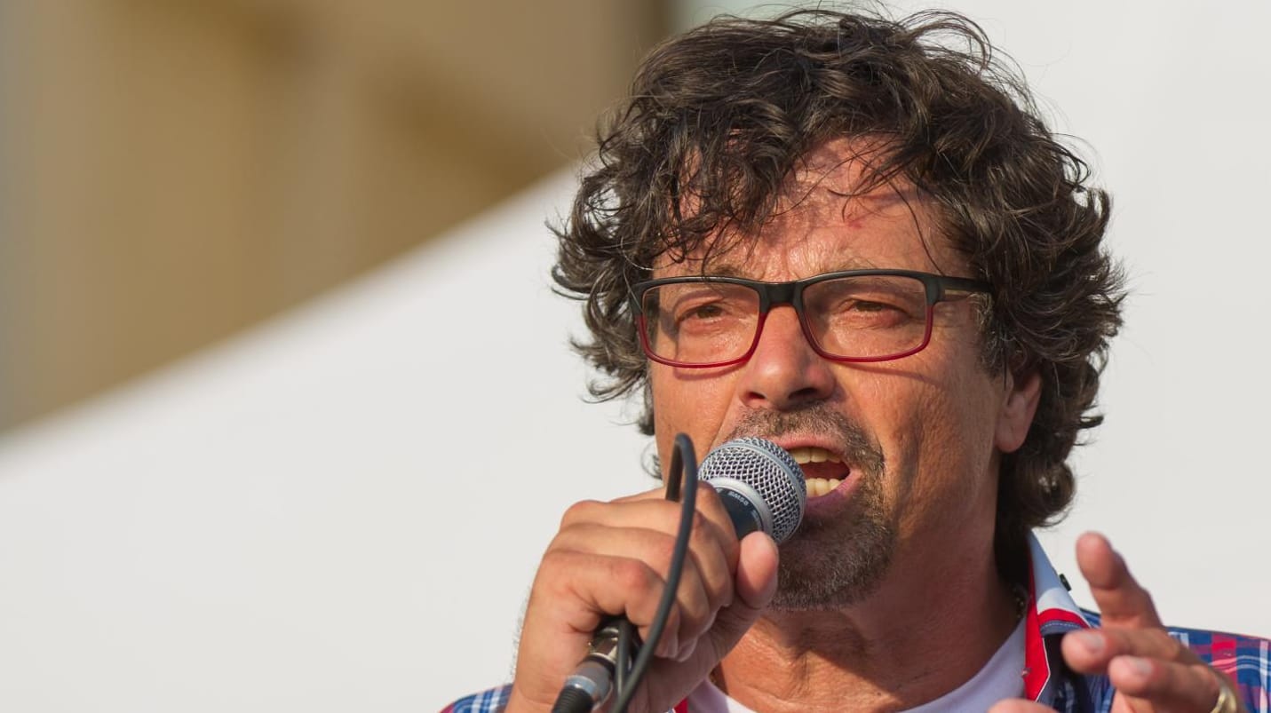 Diether Dehm bei einer Montagsdemo in Berlin.