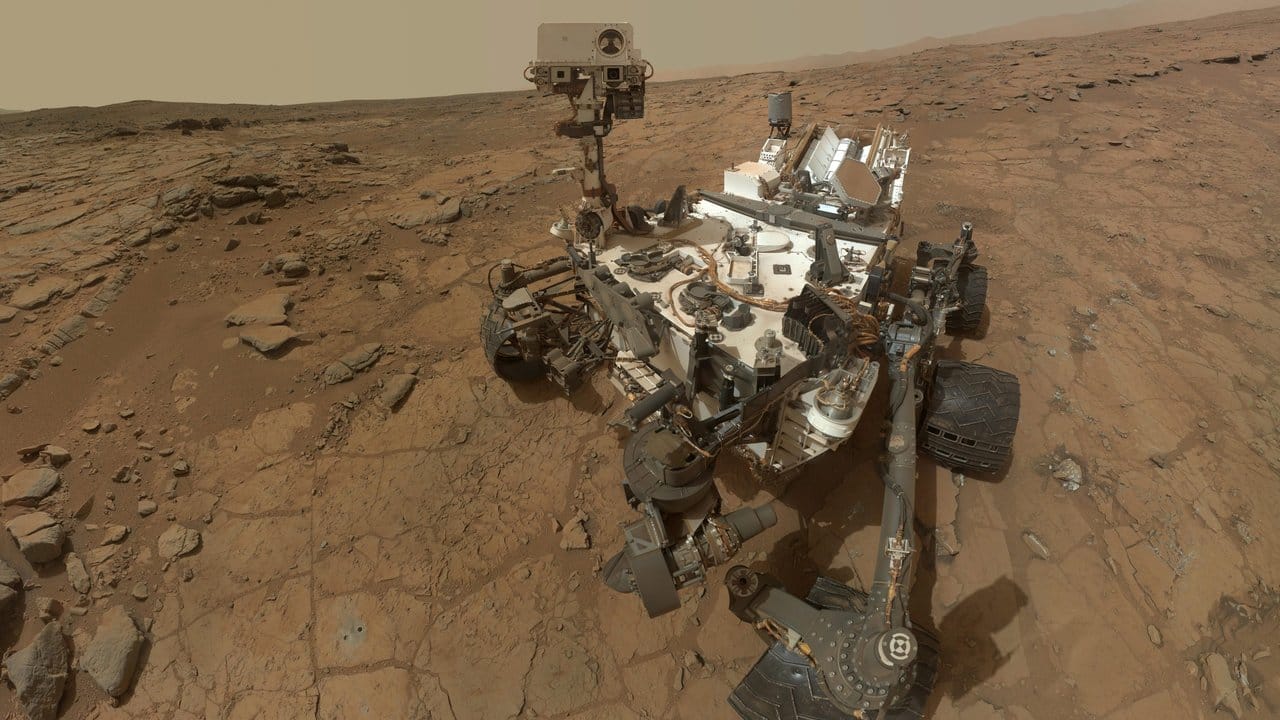 "Curiosity" bei der Arbeit: Der Marsrover versorgt Wissenschaftler seit Jahren zuverlässig mit spektakulären Aufnahmen und Daten. "Curiosity" bei der Arbeit: Der Marsrover versorgt Wissenschaftler seit Jahren zuverlässig mit spektakulären Aufnahmen und Daten.