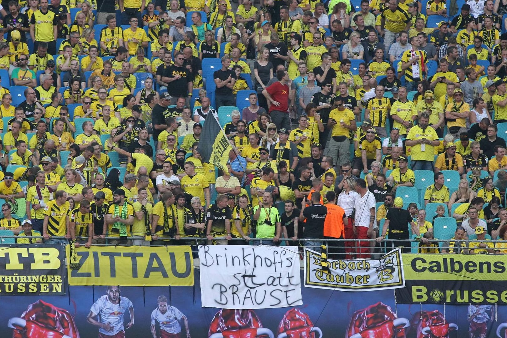 Einige BVB-Fans erlebten in Leipzig einen kuriosen Nachmittag.