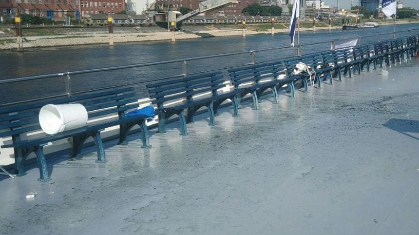 Auf dem Deck der "Riverdream" sieht es nach der Attacke wüst aus.