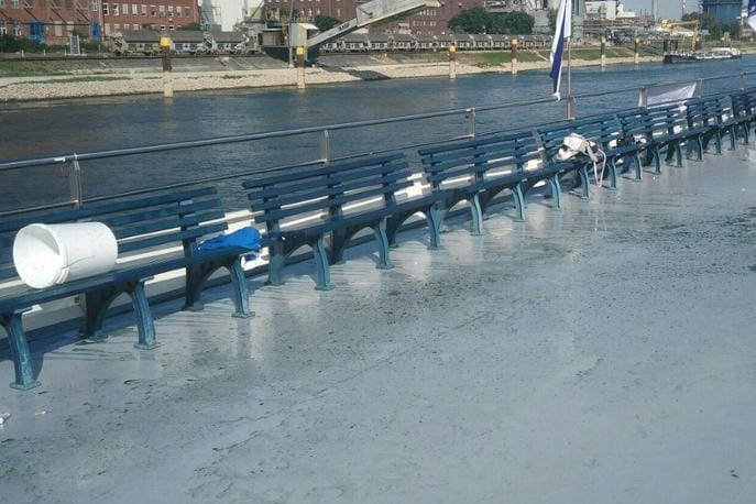 Auf dem Deck der "Riverdream" sieht es nach der Attacke wüst aus.