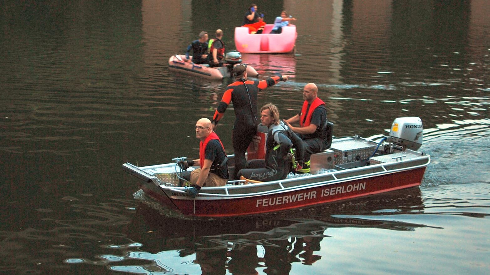 Einsatzkräfte der Feuerwehr Iserlohn suchen auf dem Seilersee in Iserlohn (Nordrhein-Westfalen) nach einem Mann. Einsatzkräfte der Feuerwehr Iserlohn suchen auf dem Seilersee in Iserlohn (Nordrhein-Westfalen) nach einem Mann.
