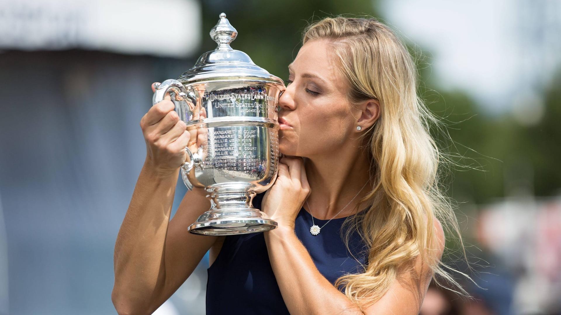 Angelique Kerber mit ihrem Siegerpokal bei den US Open.