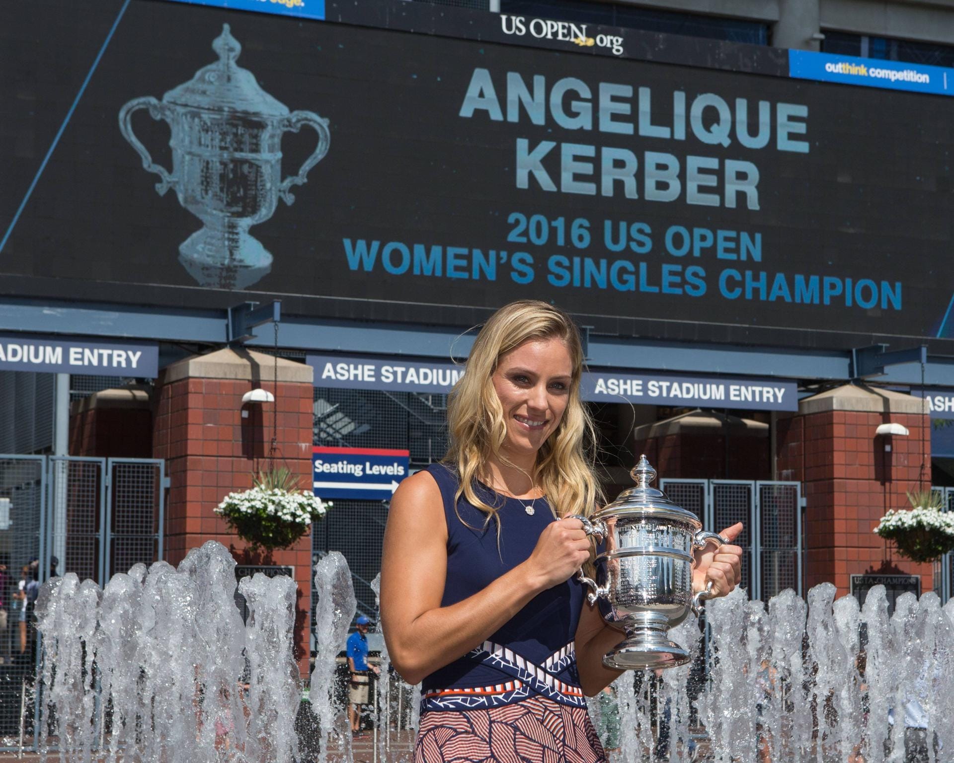Strahlende Siegerin: Stolz präsentierte Angelique Kerber am Tag nach ihrem großen Triumph die Siegertrophäe bei den US Open. Es sollte nicht der einzige Pokal bleiben, den die Kielerin in New York erhielt.