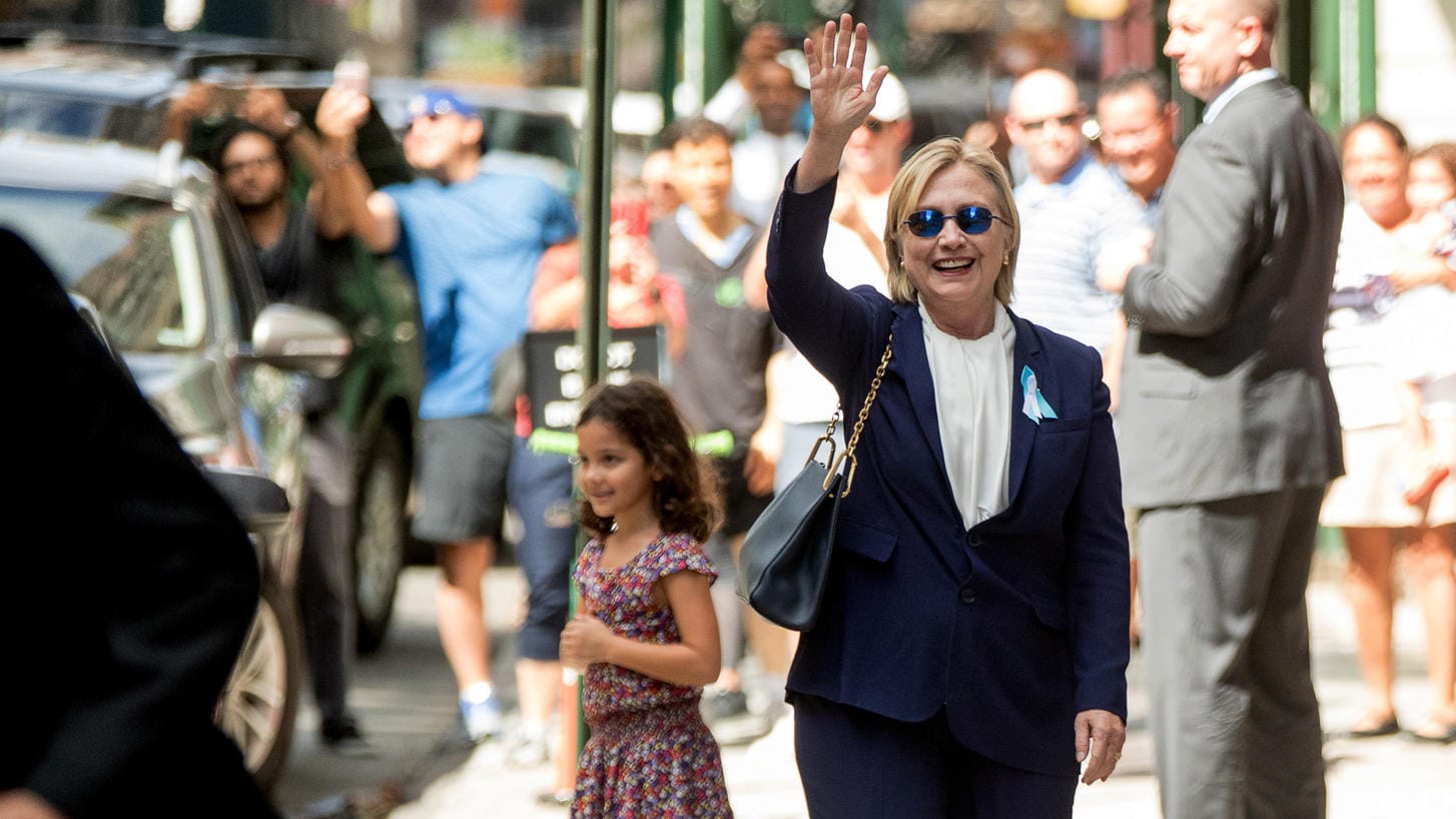 Nach ihrem Schwächeanfall wollte Hillary Clinton zeigen, dass es ihr wieder gut geht. Inzwischen hat sie einige Termine abgesagt.