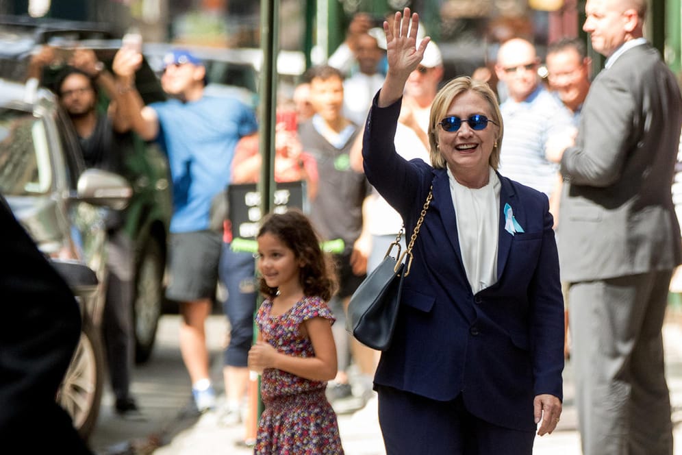 Nach ihrem Schwächeanfall wollte Hillary Clinton zeigen, dass es ihr wieder gut geht. Inzwischen hat sie einige Termine abgesagt.