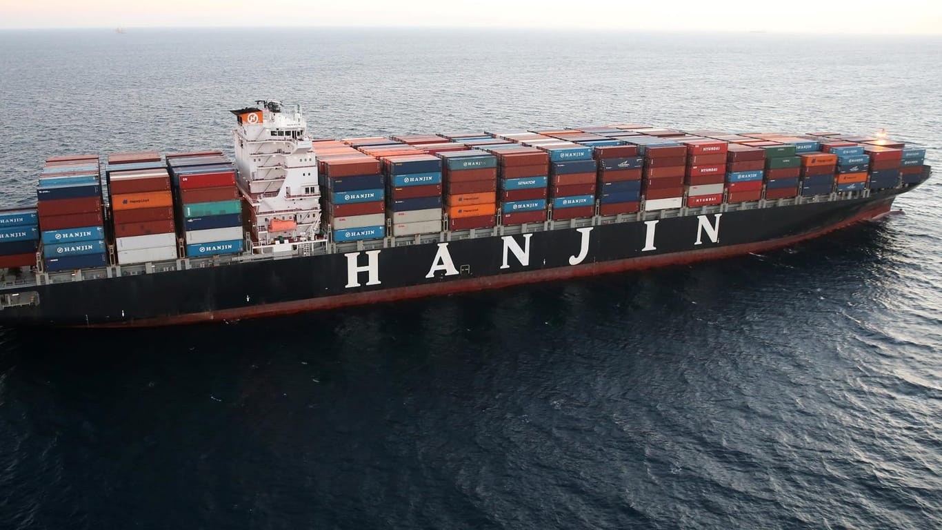 Ein containerschiff der Hanjin Shipping Co. liegt vor Long Beach in Kalifornien.