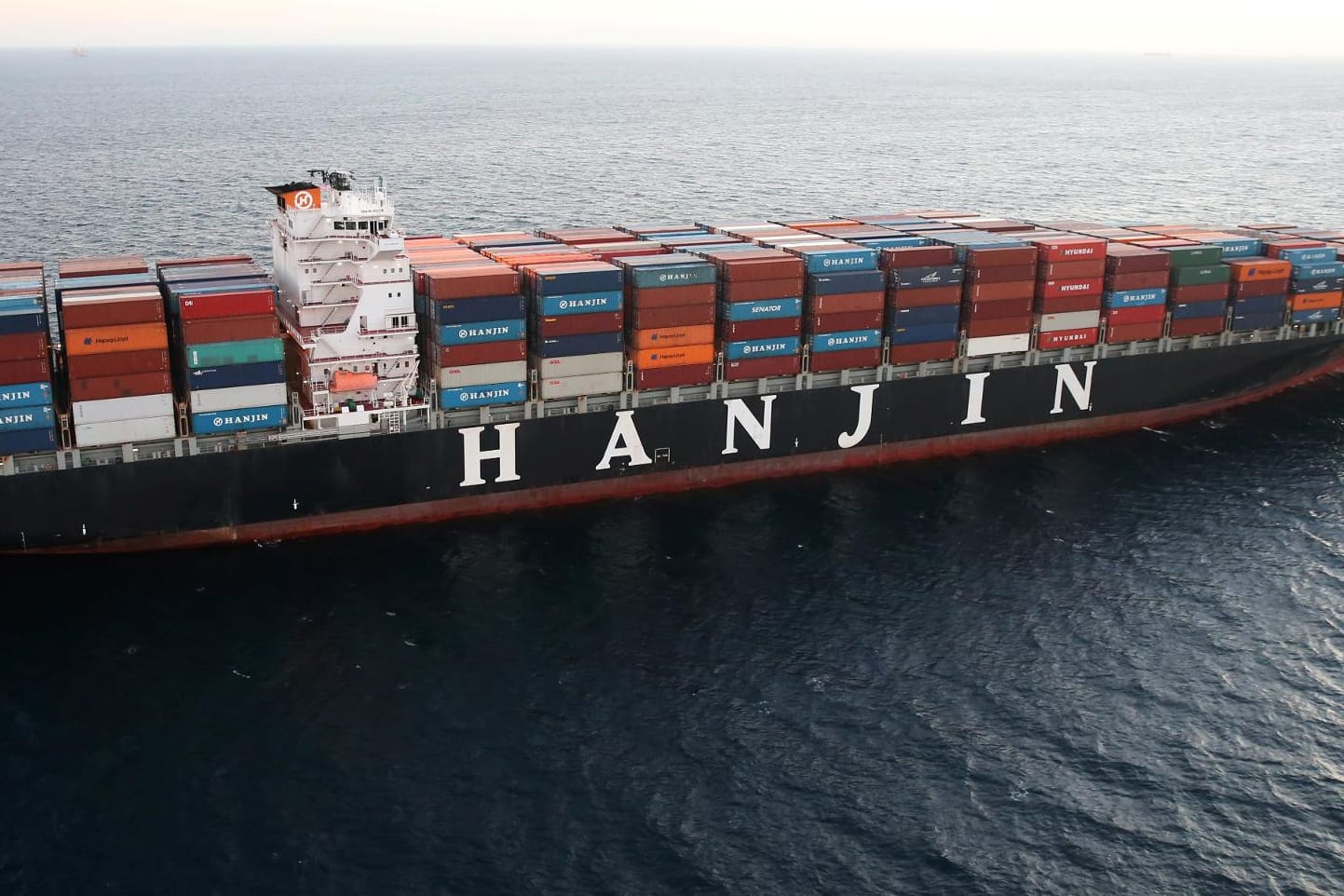 Ein containerschiff der Hanjin Shipping Co. liegt vor Long Beach in Kalifornien.