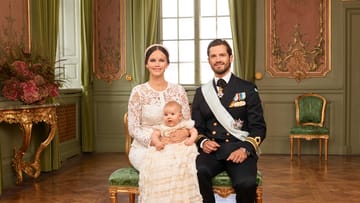 Einfach zuckersüß: der kleine Prinz Alexander mit Papa Carl Philip und Mama Sofia, die wie ihr Sohnemann eine weiße Spitzenrobe trägt. Die junge Mutter wirkt darin fast wie eine Braut.