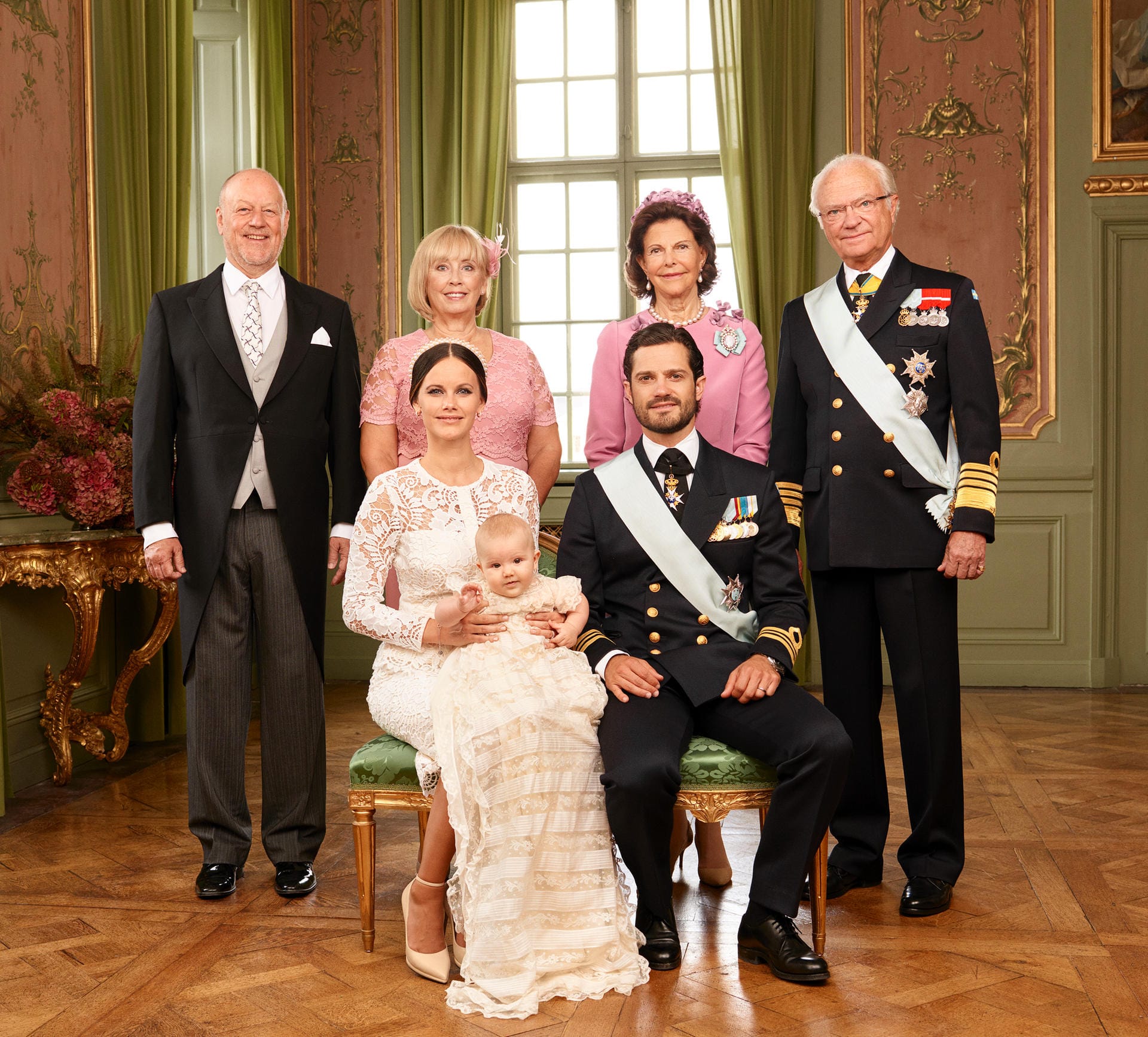 Hier haben sich die Großeltern versammelt: Sofias Eltern Erik und Marie sowie das Königspaar Silvia und Carl Gustaf.