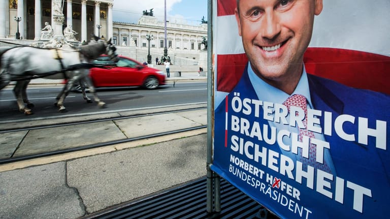 Ein Wahlplakat des rechtspopulistischen Kandidaten Norbert Hofer. Die Wahl zum österreichischen Bundespräsidenten wird nicht am 2. Oktober stattfinden.