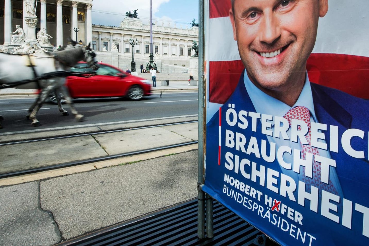 Ein Wahlplakat des rechtspopulistischen Kandidaten Norbert Hofer. Die Wahl zum österreichischen Bundespräsidenten wird nicht am 2. Oktober stattfinden.
