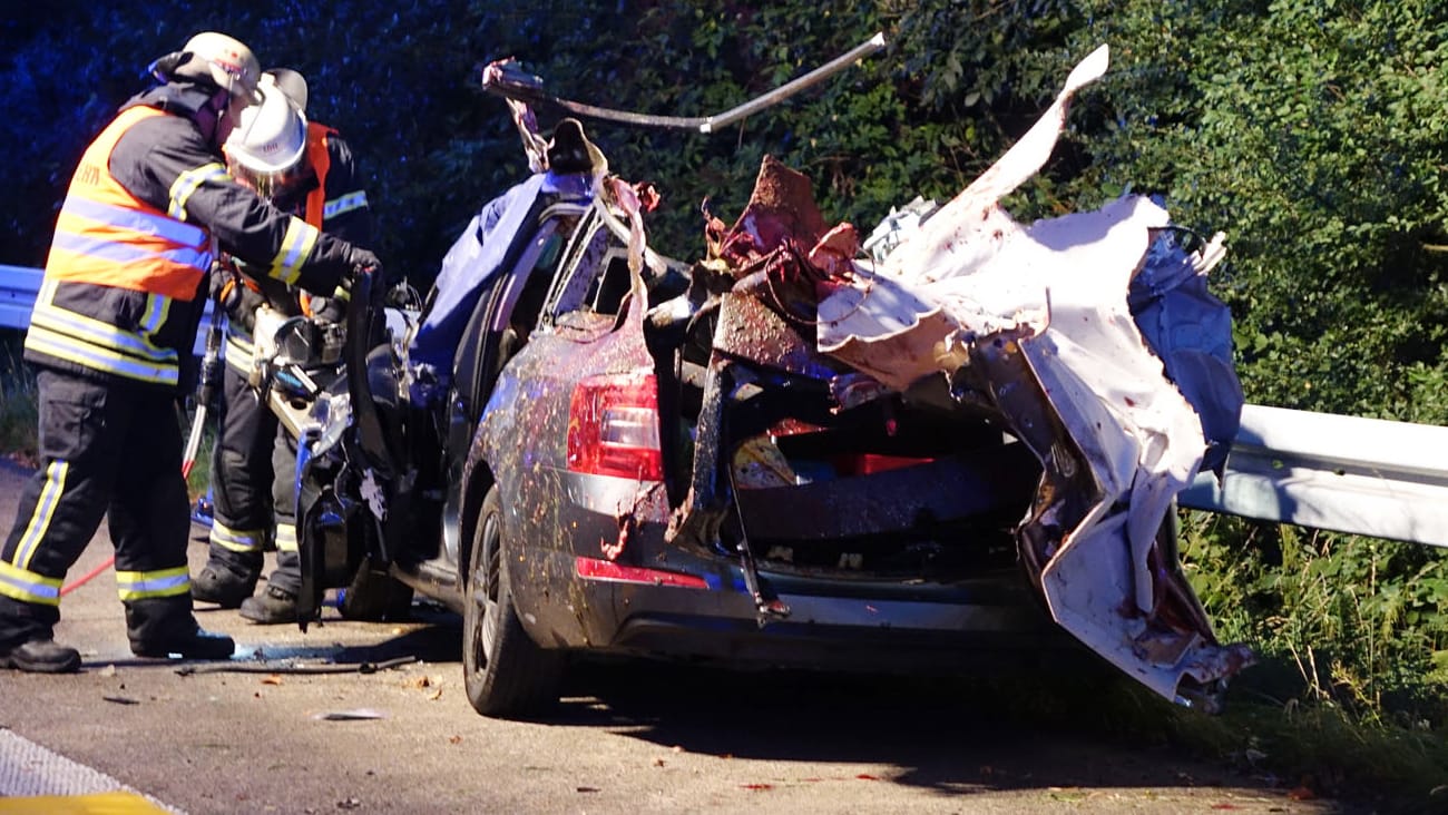 Das Auto des Unfallfahrers wurde völlig zerstört.