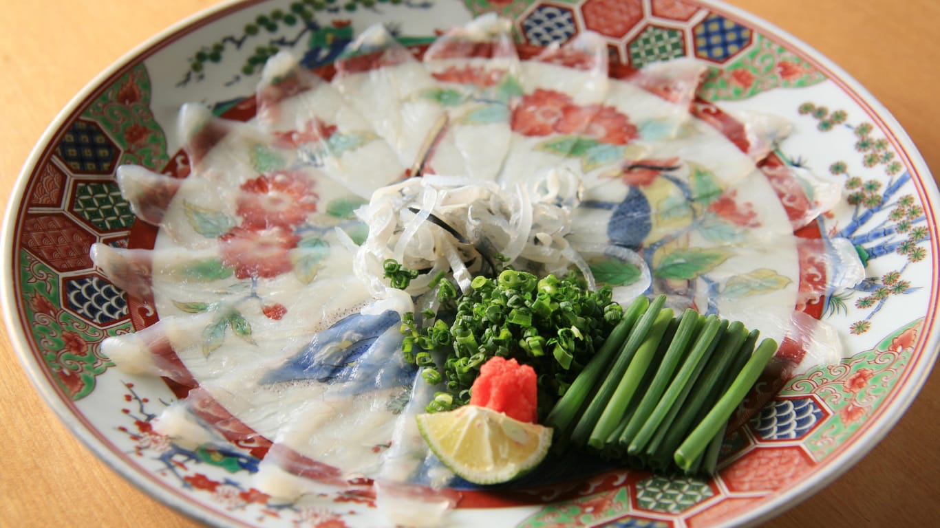 Der Kugelfisch wird in Japan traditionell als Fugu Sashimi mit Glasnudeln und Gemüse serviert.