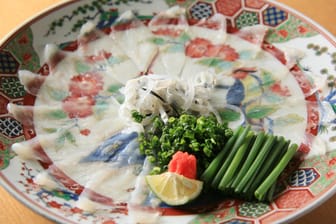 Der Kugelfisch wird in Japan traditionell als Fugu Sashimi mit Glasnudeln und Gemüse serviert.