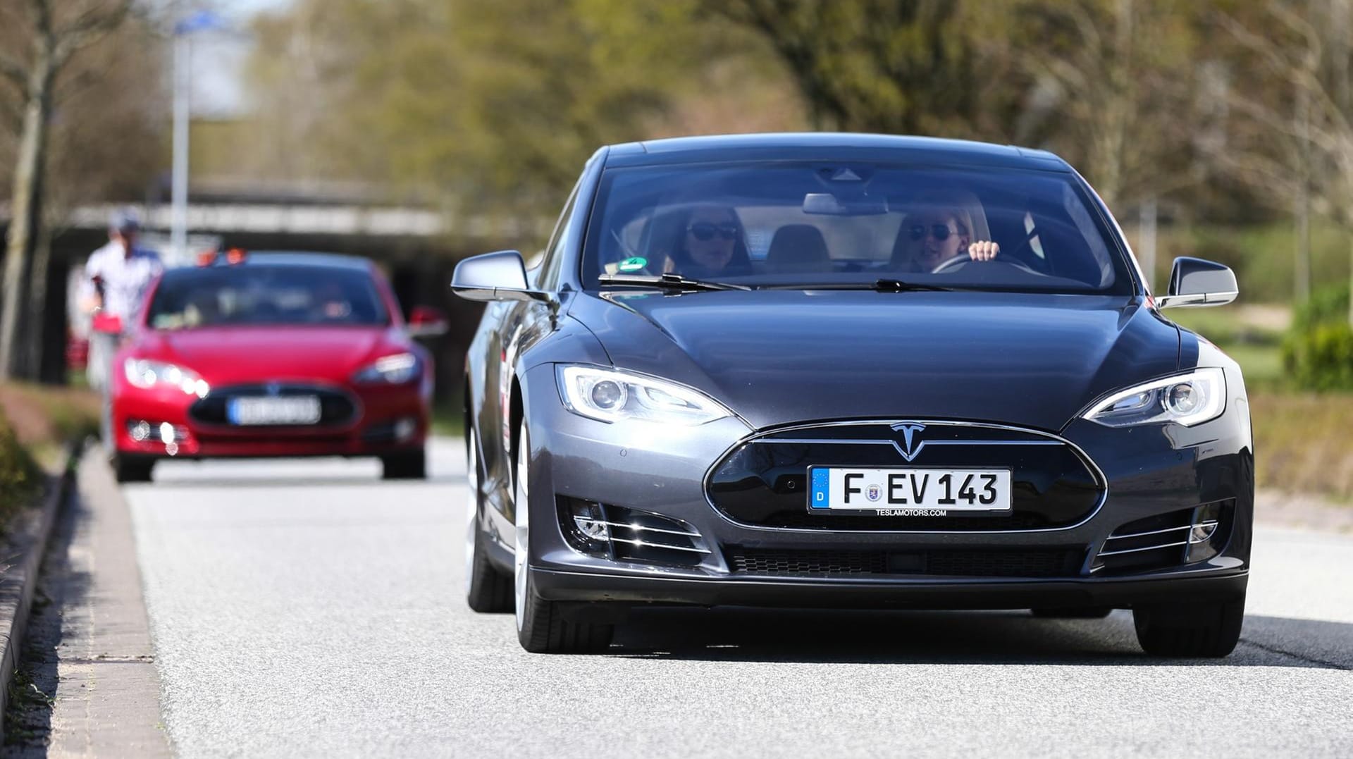 Tesla hat seinen Autopilot für mehr Sicherheit überarbeitet.