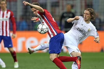 Ballkontakt: Im vergangenen Finale der Champions League setzte sich Real Madrid (rechts Luka Modric) gegen den Stadtrivalen Atletico (links Saul Niguez) durch.