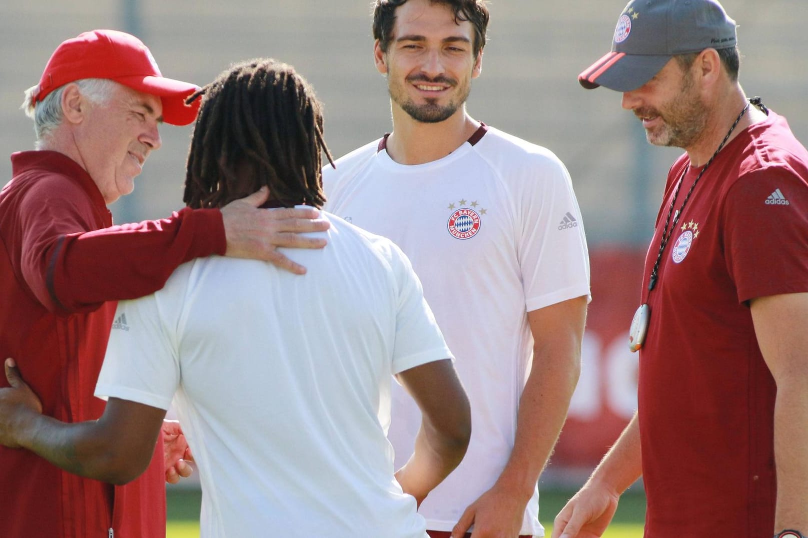 Schulterschluss: Trainer Carlo Ancelotti (li.) und seine Neuzugänge Mats Hummels und Renato Sanches sind Erfolgsgaranten beim FC Bayern. Rechts Co-Trainer Paul Clement (re.).