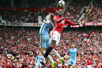 Höhenflug: Mit Paul Pogba (links) von Manchester United, hier im Derby gegen Manchester City, spielt der teuerste Fußballer der Welt in England.