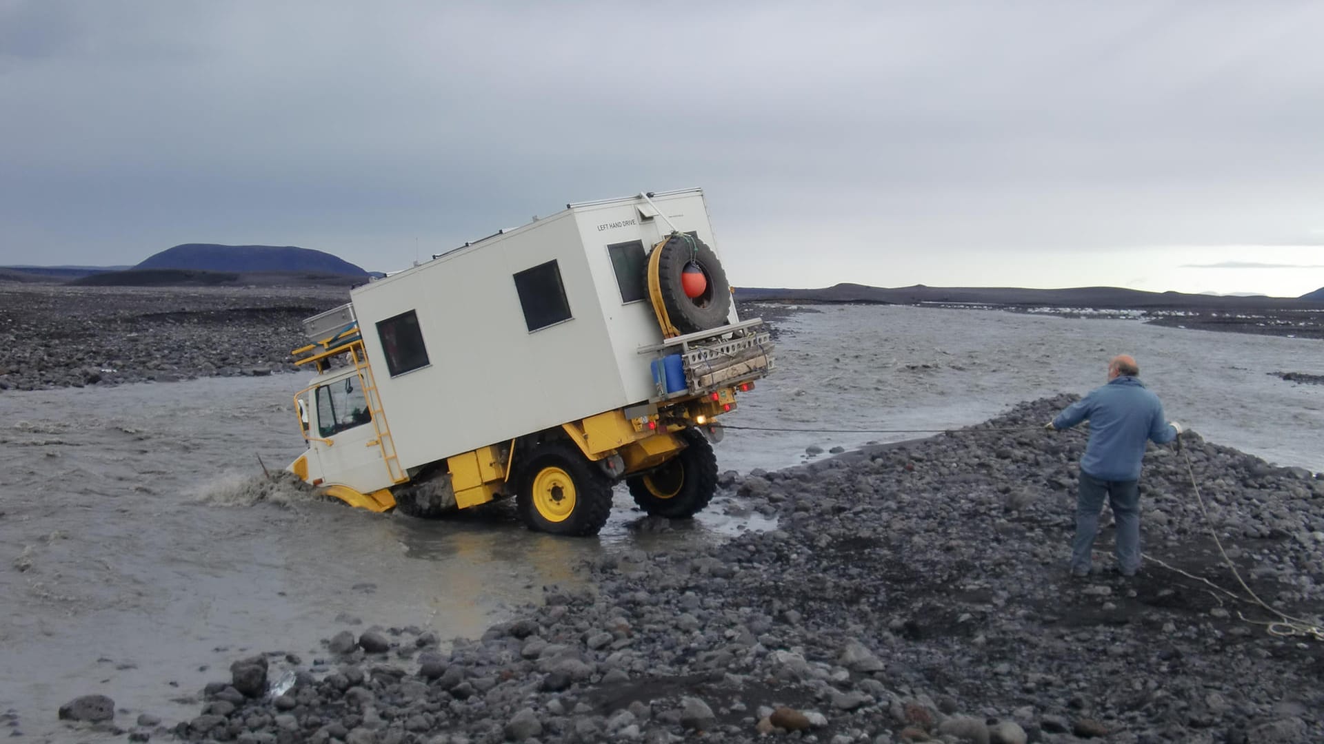 Manchmal ist aber auch die Wattiefe eines Unimog nicht mehr ausreichend. Gut, wenn man Freunde hat, und noch besser, wenn die eine Winde haben.