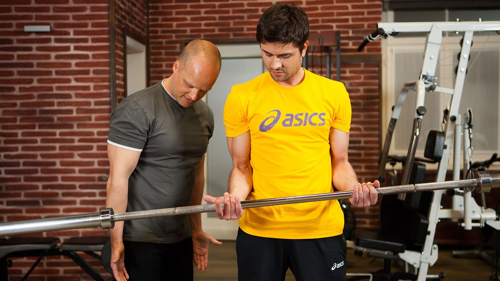 Das richtige Gewicht, die richtige Haltung, die richtige Zahl der Wiederholungen: Ein Personal Trainer wie Jörn Giersberg stimmt den Trainingsplan genau auf seinen Klienten ab – hier der Schauspieler Milos Vukovic.