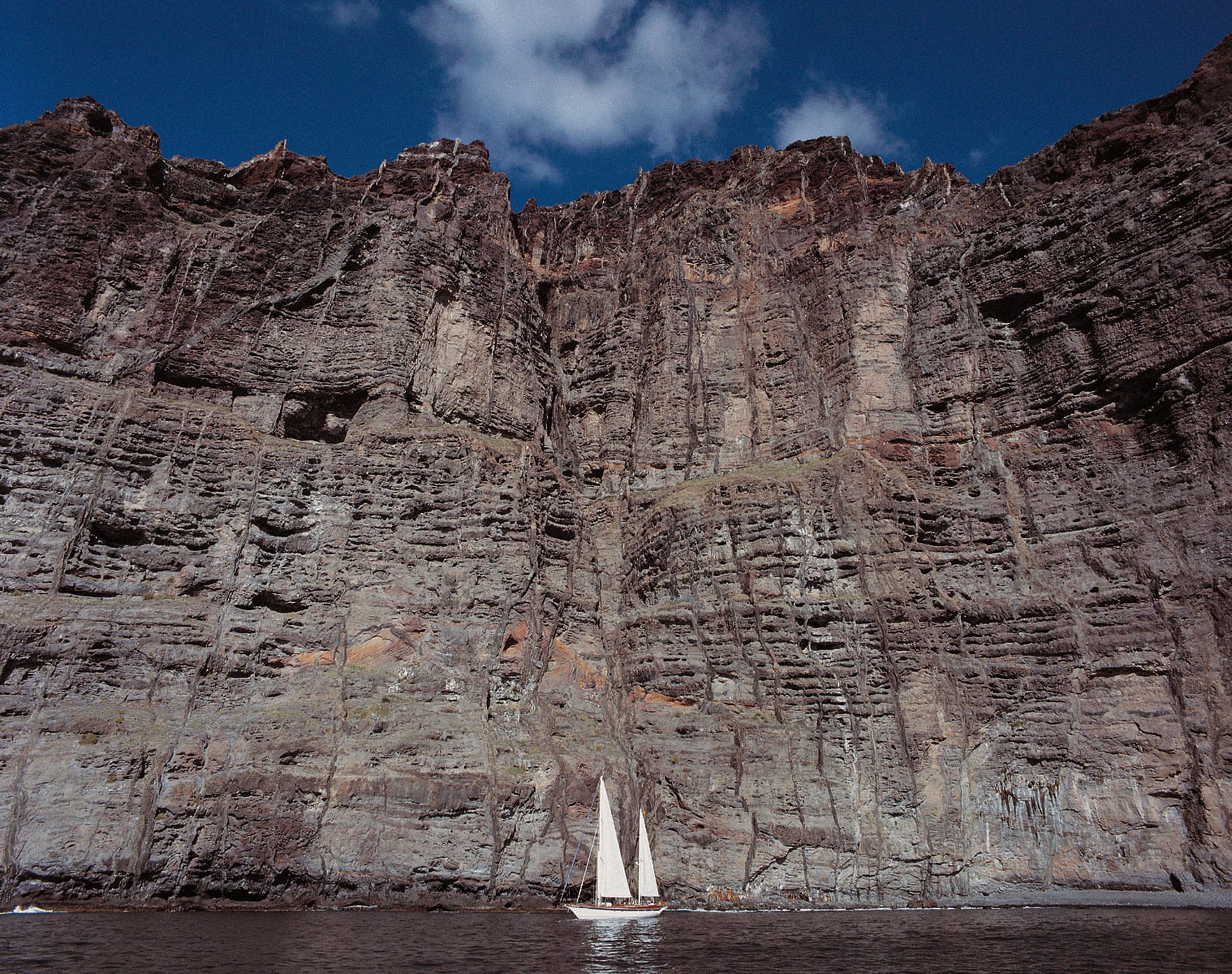 Los Gigantes im Westen der Kanareninsel Teneriffa ist ein beliebter Ferienort, der seine Popularität dem Acantilado de los Gigantes (Steinfels der Riesen) verdankt.