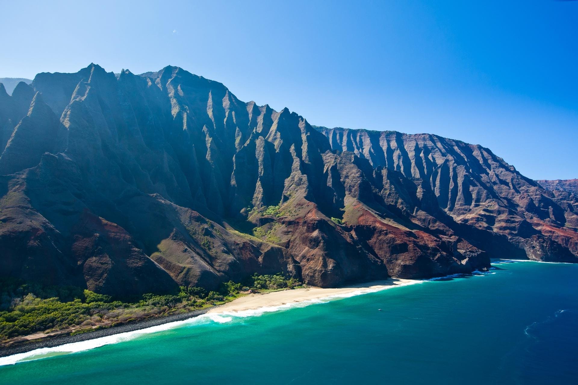 Sie gilt als die schönste und zugleich unzugänglichste Steilküste der Welt. Bis zu 1200 Meter ragen die smaragdgrün bewachsenen Klippen an der Westküste der Insel Kauai (Hawaii) in den Himmel.