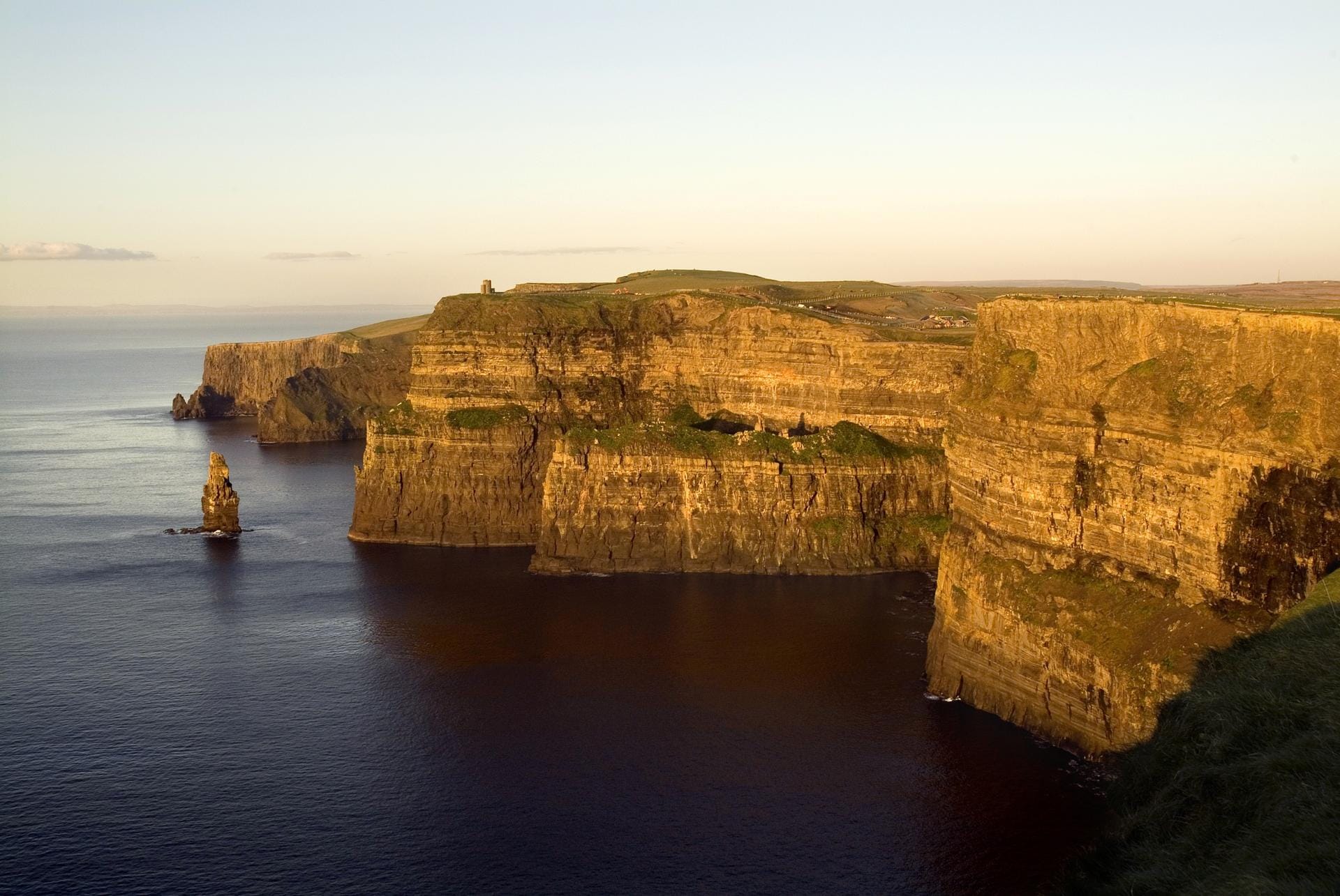 Die Westküste Irlands gilt als raue Schönheit, geprägt von schroffen Felsen, unendlich grünen Weiten und tosenden Winden.