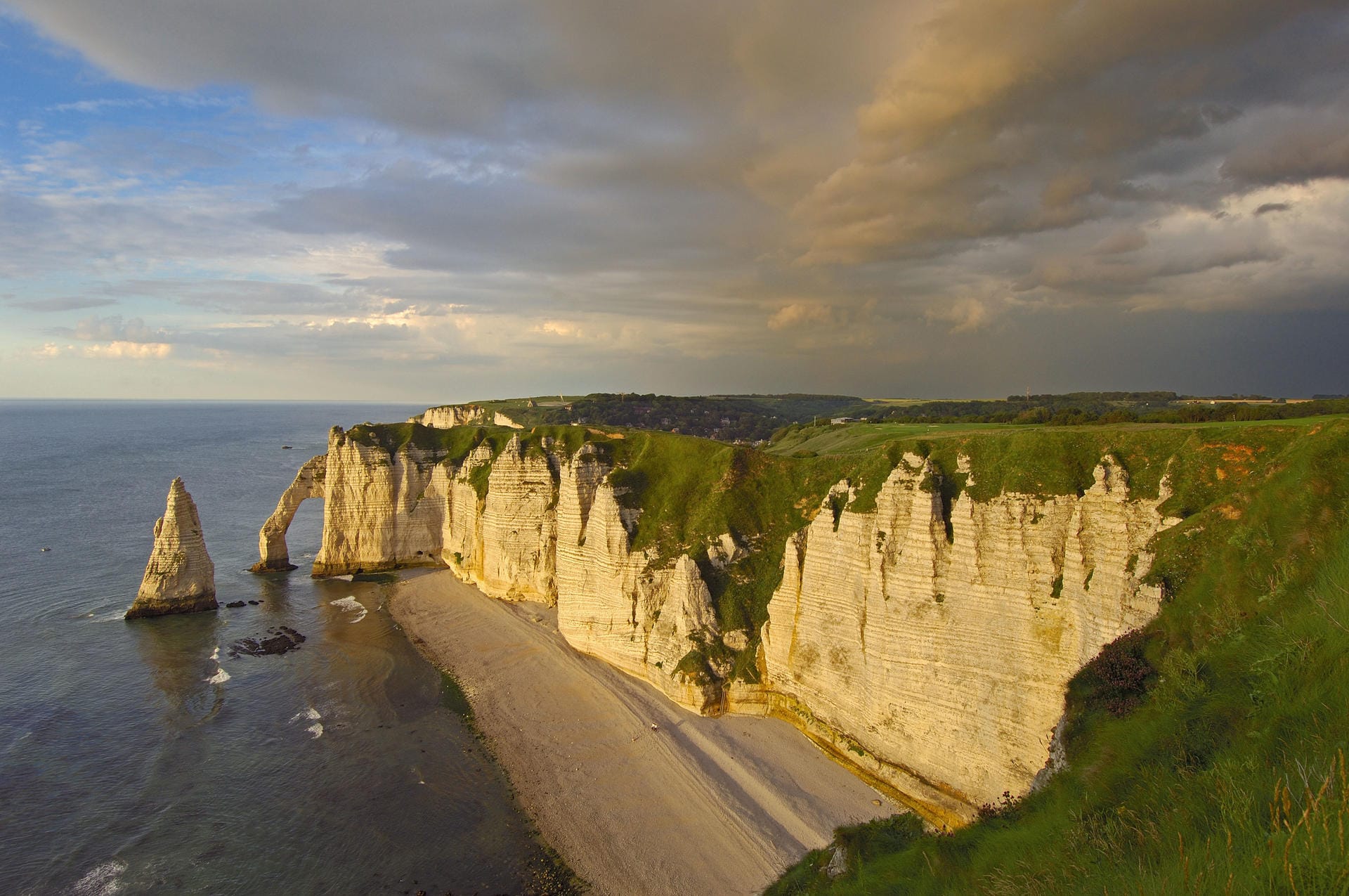 Die Alabasterküste in der Normandie: Die Felsformationen entstanden vor Millionen von Jahren aus Feuerstein und weißer Kreide.