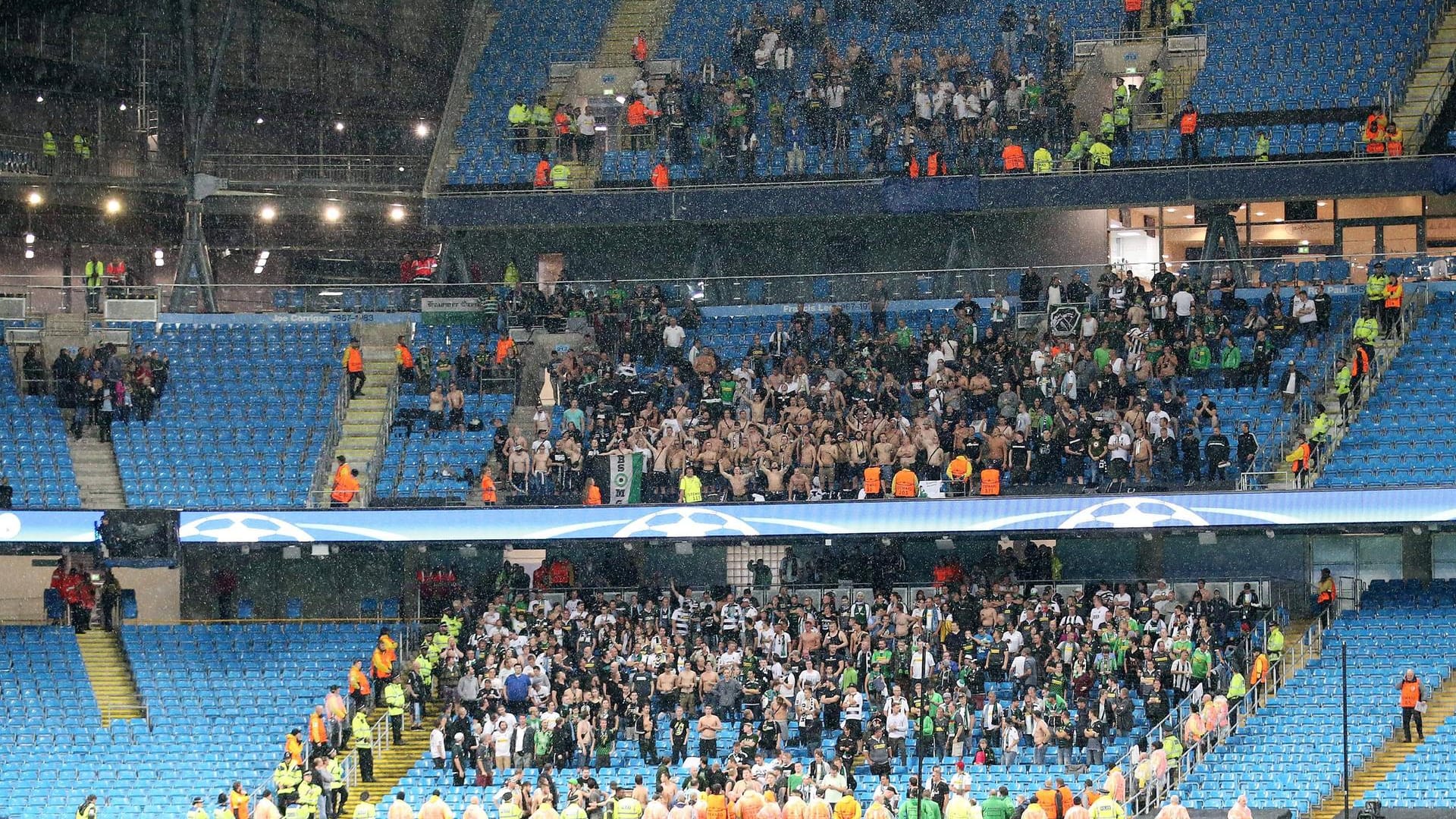 "Singing in the rain": Die Fans von Borussia Mönchengladbach trällerten im Regen und hofften auf den Anpfiff der Partie - vergebens.