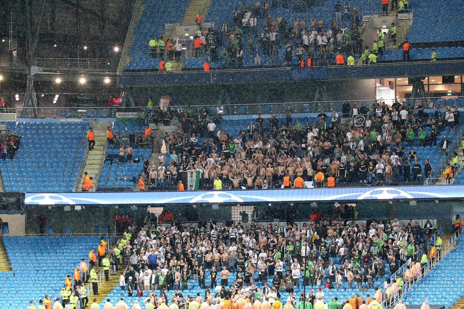 "Singing in the rain": Die Fans von Borussia Mönchengladbach trällerten im Regen und hofften auf den Anpfiff der Partie - vergebens.