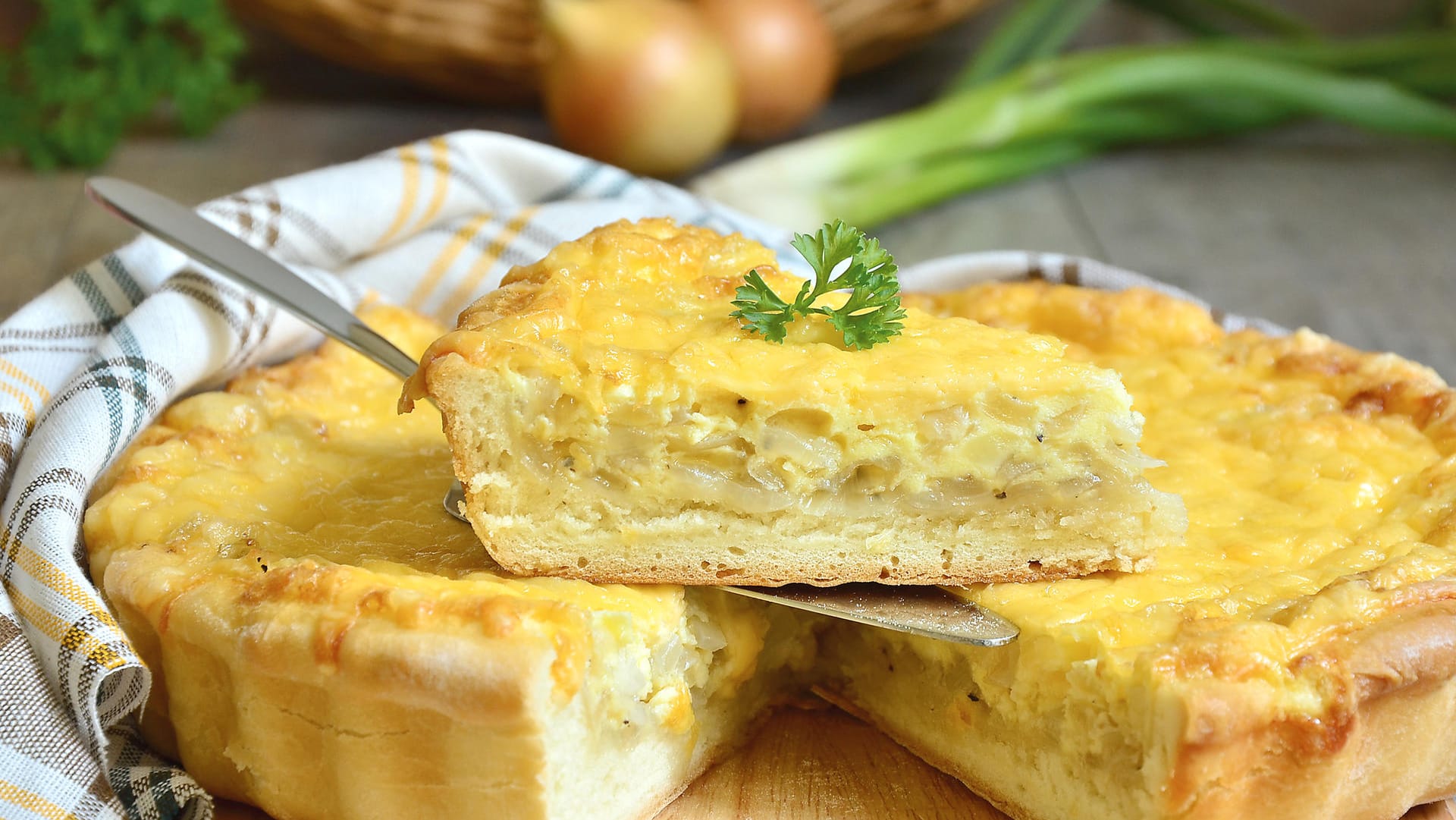 Zu einem Stück Zwiebelkuchen schmeckt ein Glas Federweißer besonders gut.