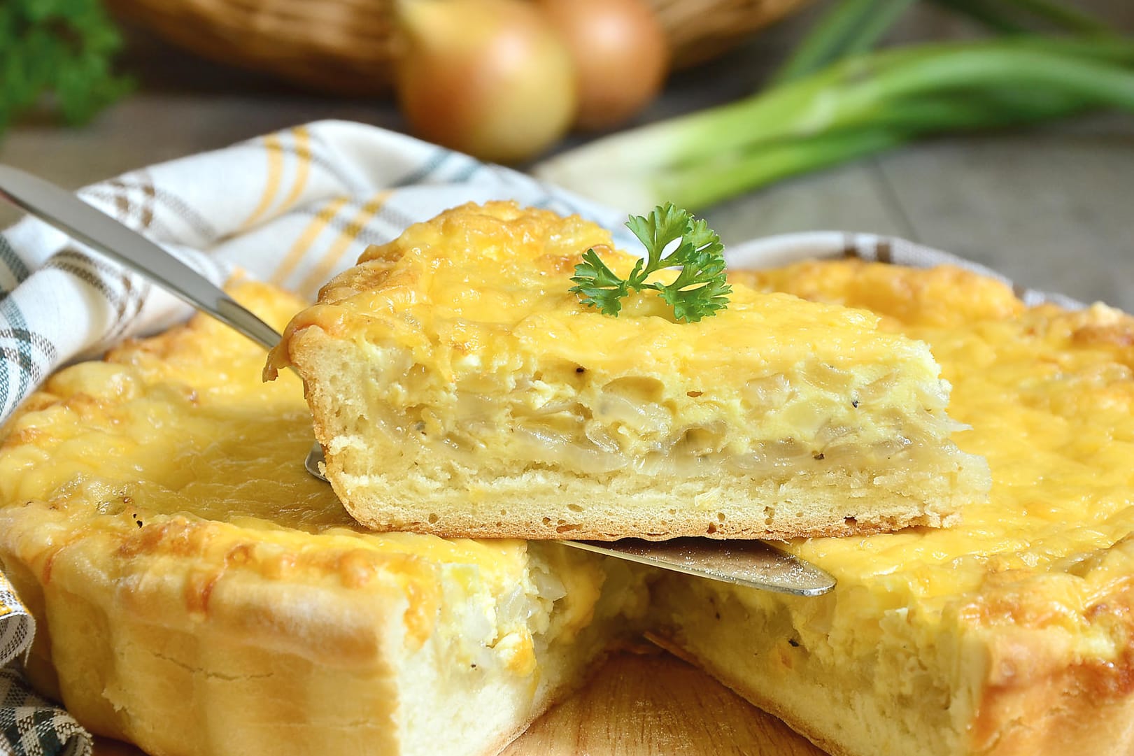 Zu einem Stück Zwiebelkuchen schmeckt ein Glas Federweißer besonders gut.