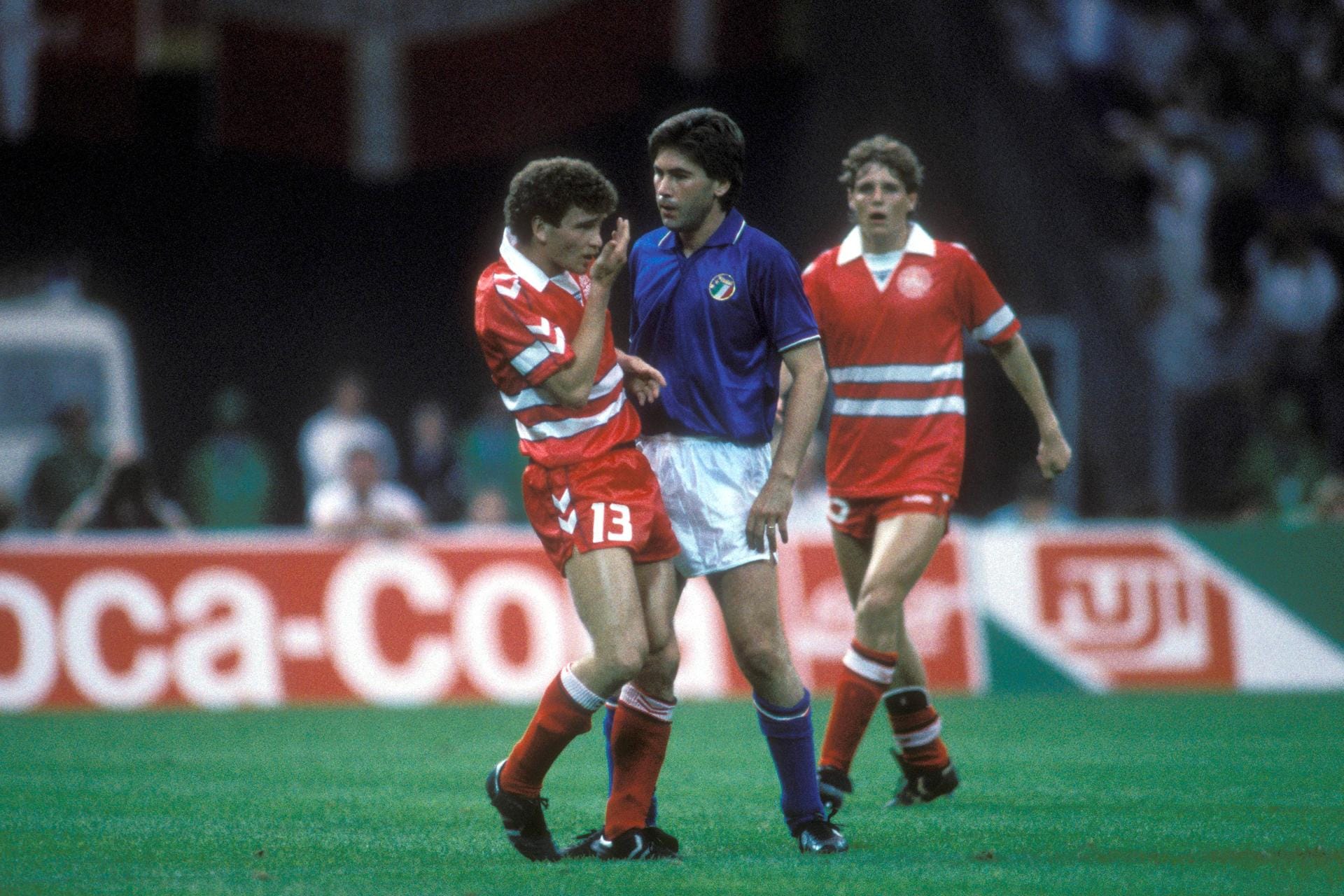 ... allerdings darf er bei der EM 1988 auflaufen. Im letzten Vorrundenspiel gegen Dänemark gerät er mit John Faxe Jensen (li.) aneinander. Im anschließenden Halbfinale gegen die Sowjetunion ist Endstation. Bei der WM 1990 im eigenen Land wird er mit Italien Dritter.